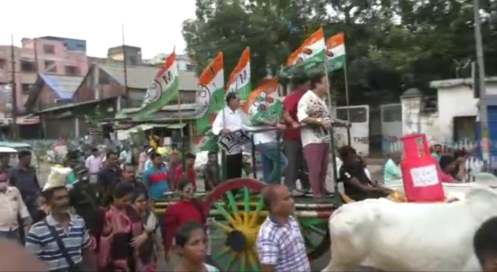 Madan Mitra's novel protest by squeezing the bullock cart