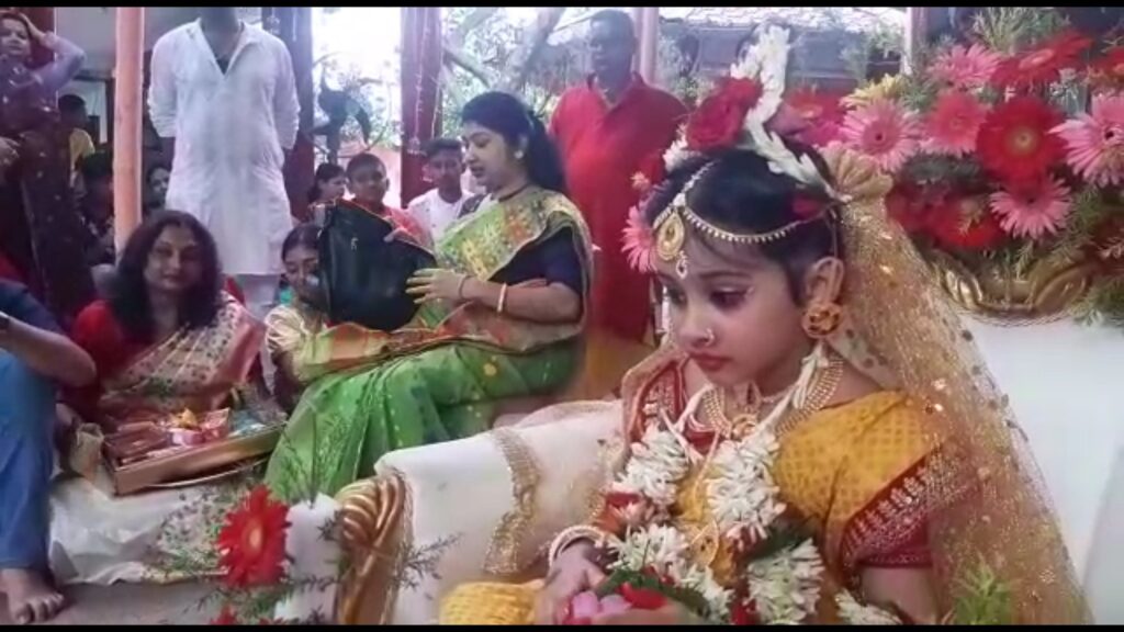 জলপাইগুড়ি শ্রী শ্রী রক্ষা কালী মন্দিরে অনুষ্ঠিত হলো কুমারী পুজো।

Kumari Puja was held at Jalpaiguri Sri Sri Raksha Kali Temple