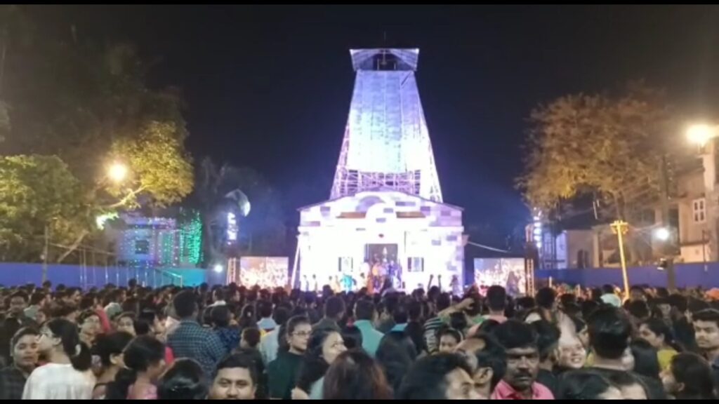 জলপাইগুড়িতে শ্যামা পূজার উদ্বোধনে বলিউড স্টার আবীর চট্টোপাধ্যায়কে দেখতে মানুষের ঢল