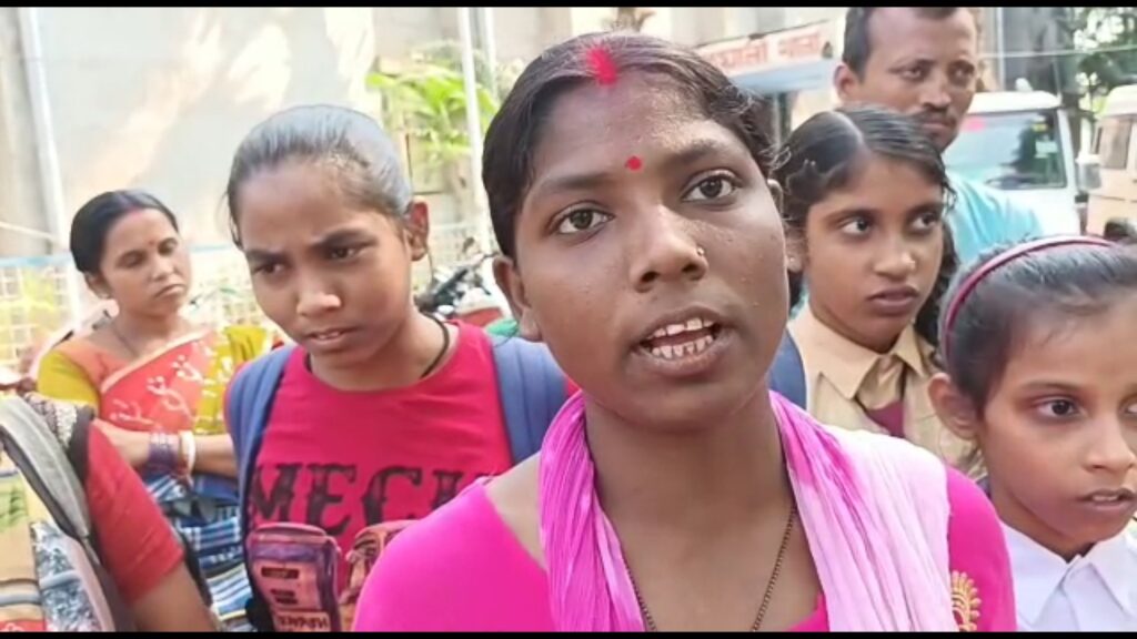 Young female students to the police station to complain of harassing the teacher