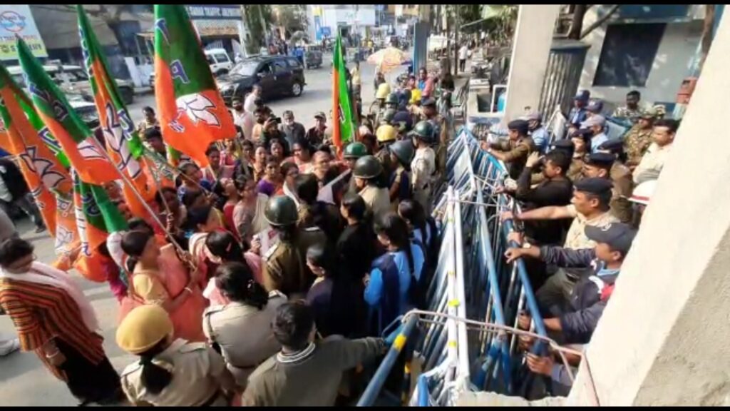 BJP Mahila Morcha protests against opening of Shankha Pala