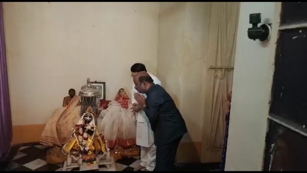 Bangla my second house by offering pooja at Dakshineshwar temple the governor demanded