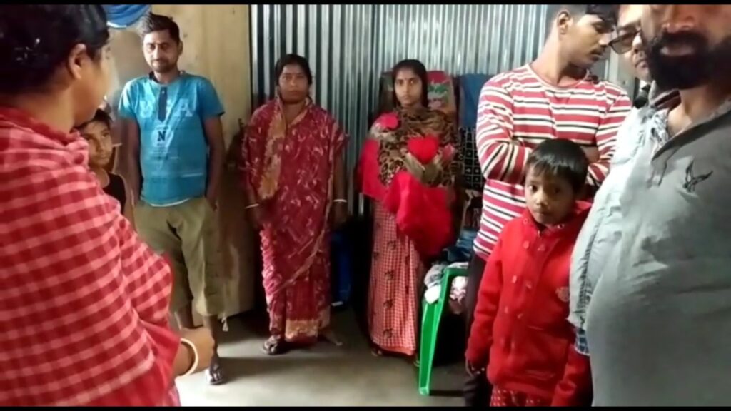 In the same night he broke into three houses and entered the house in Jalpaiguri