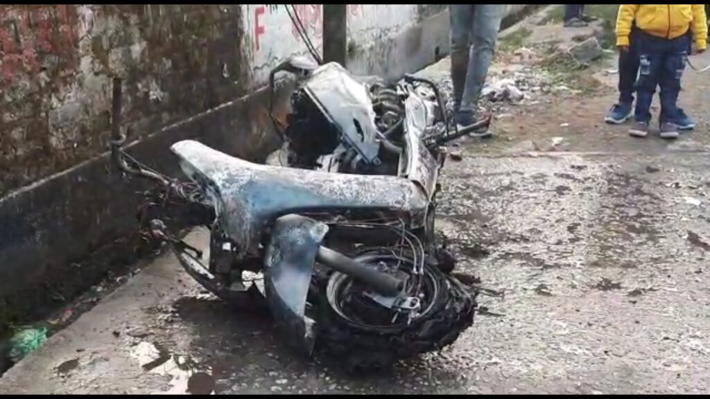 A moving scooty caught fire in Jalpaiguri