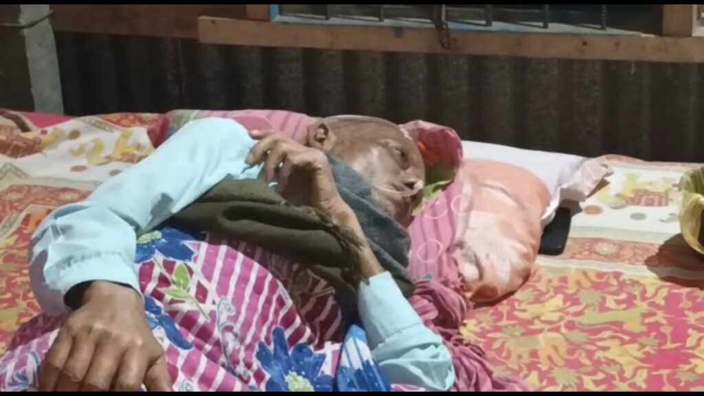 Trinamool leader lends helping hand to ailing left wing leader