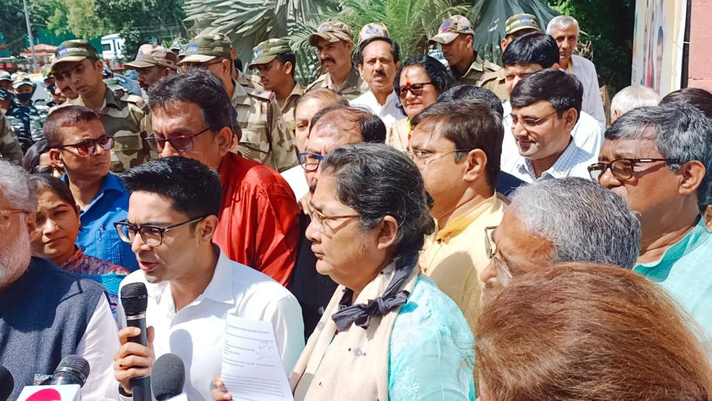 Trinamool Congress MPs in the Union Rural Development Minister's office complaining of deprivation to the state