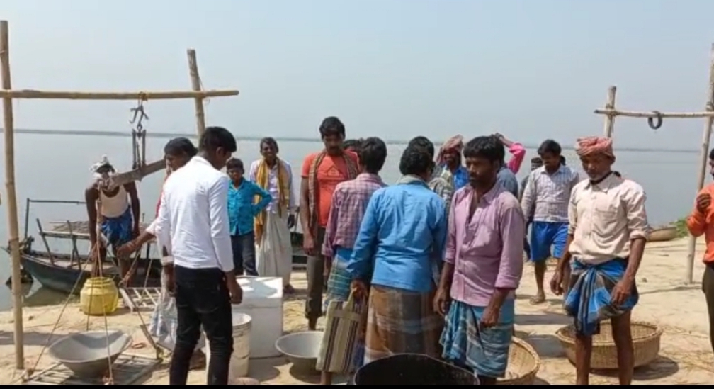 If you catch fish in the Ganga you have to pay tola