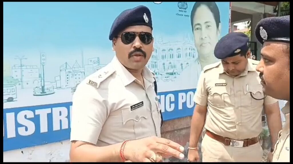 The police superintendent handed over an umbrella with cold drinks to his colleagues