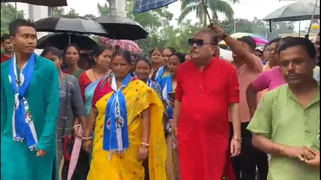 Trinamool's Madan Mitra attacked the governor in Benaji language after worshiping in the Jalapesh temple during the election campaign.