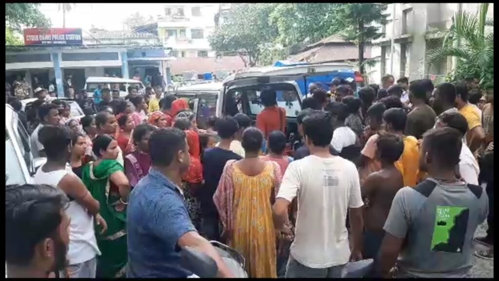 Residents protest by keeping the body in front of the police station
