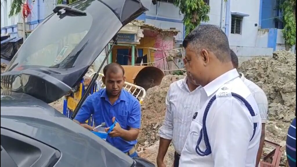 Suspect caught in front of Chief Minister's house in Kalighat