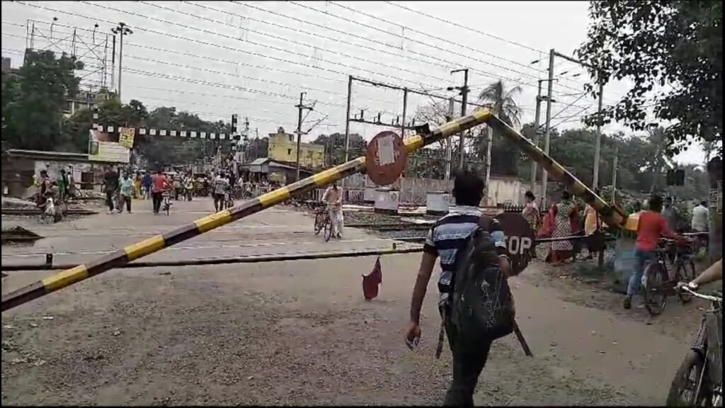 Shyamnagar railway gate number 23 was broken by a reckless bike