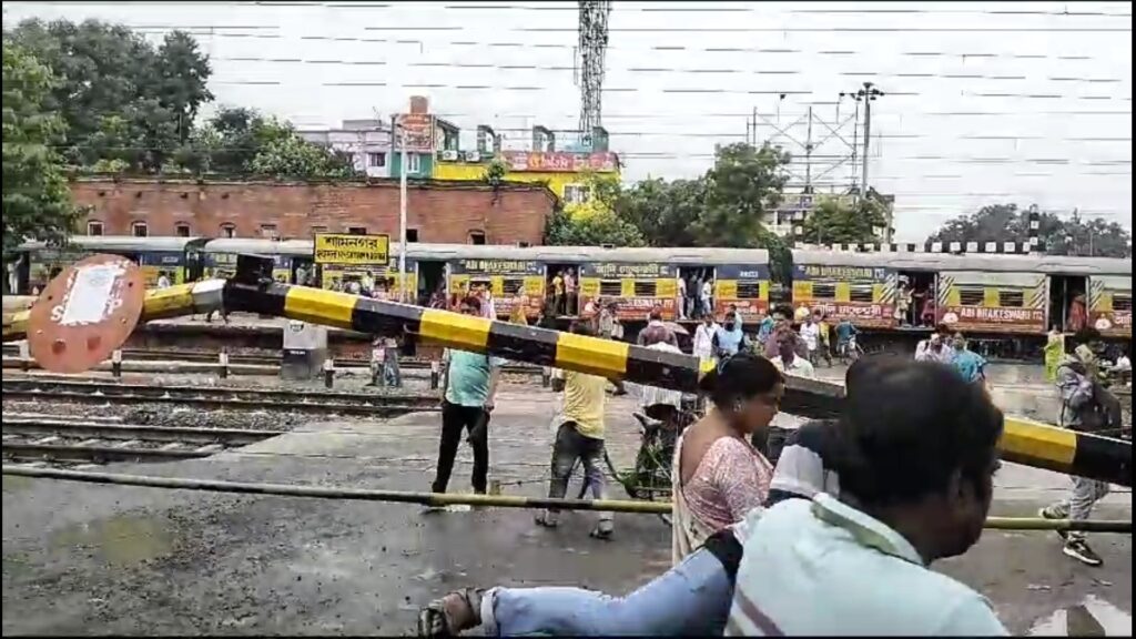 Shyamnagar railway gate number 23 was broken by the reckless mini truck