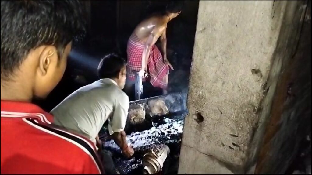 A terrible fire broke out in the Genji factory in Adarsh Para Shyamnagar