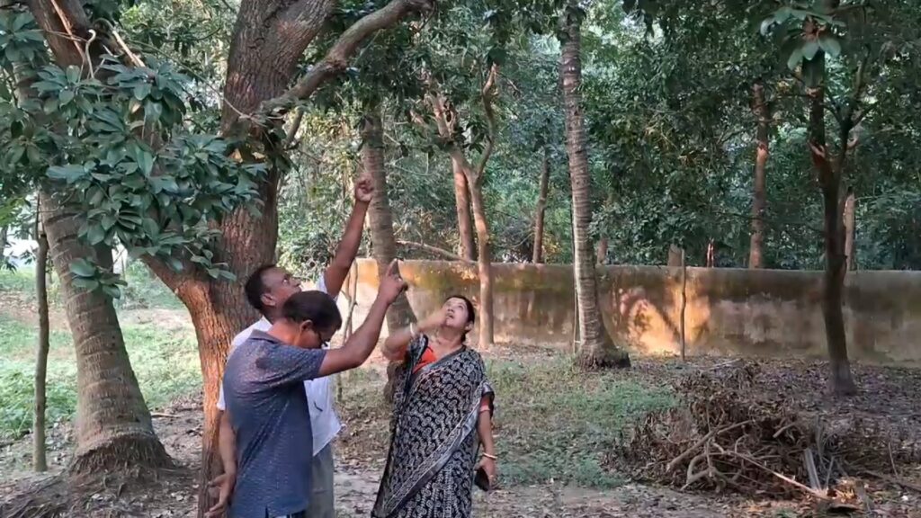 BJP Mahila Morcha delegation at home of young woman who committed suicide due to love affair