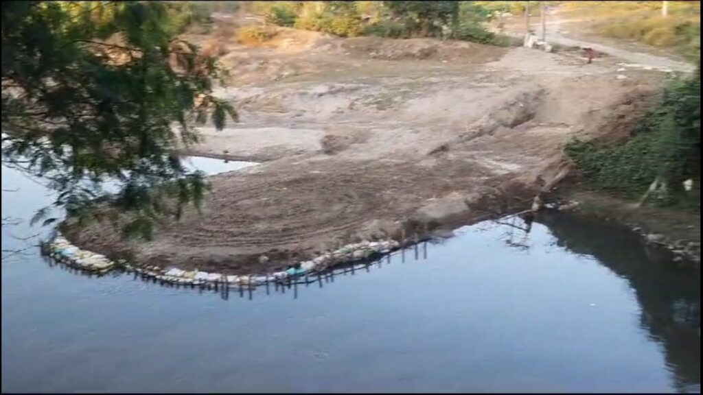 People are going to get relief from the fragile bridge of Gourihat