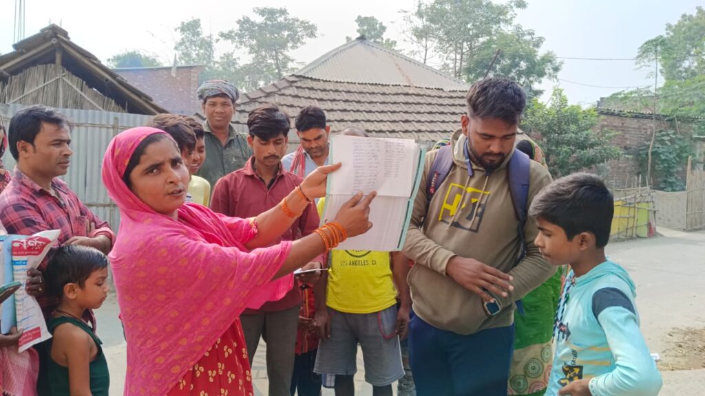 Protesting customers by arresting an employee of a private lending company for allegedly withdrawing loan money