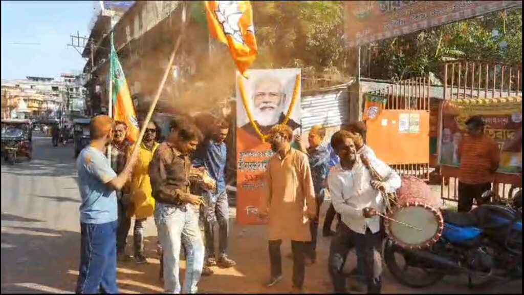 Jalpaiguri flew ocher Abir; BJP leaders danced