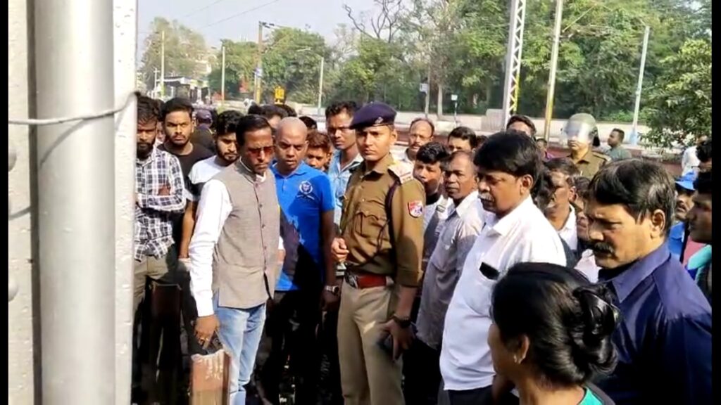 Tension over rail hawkers at Jagaddal station