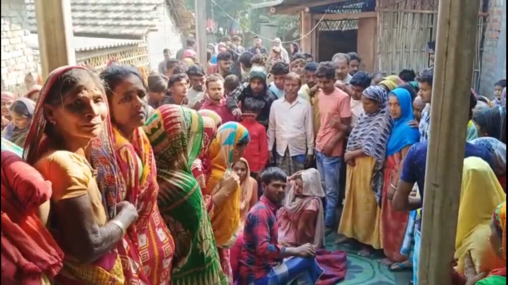 ১৬ চাকা লরিতে পৃষ্ট হয়ে গেল চার বছরের শিশু কন্যা; বিক্ষোভ গ্রামবাসীদের
A four-year-old girl fell into a 16-wheeled lorry; Villagers protest