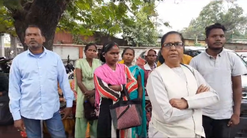 Justice Abhijit Gangopadhyay left his seat and came to listen to the problems of ordinary and poor litigants