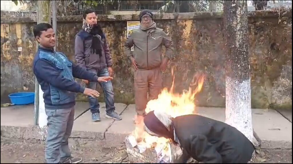 Jubuthubu Jalpaiguri district residents in fog and cold