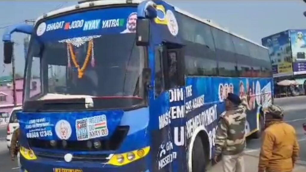 Sargaram Jalpaiguri Paharpur Mor on the allegation of blocking a bus traveling like Rahul Gandhi