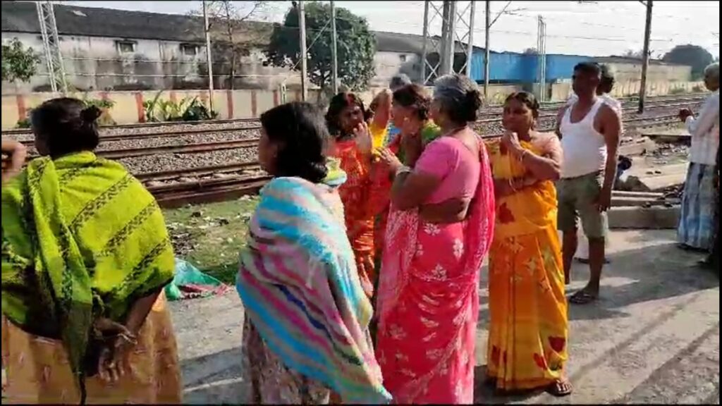 Madhyamik examinee died after falling from the train in Kankinara on his way home from the exam