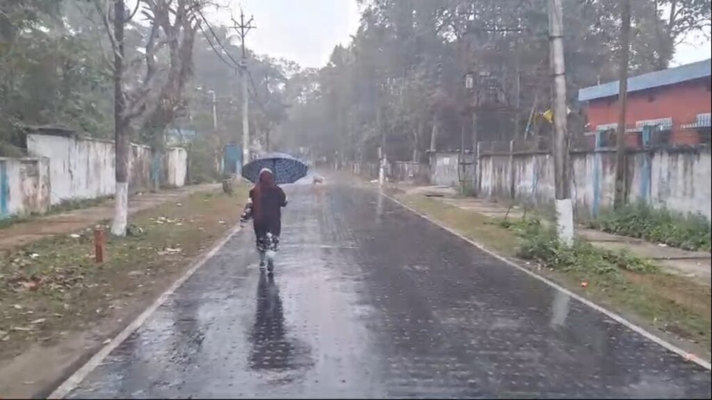 Jalpaiguri's road was wet in the rain of Magh! Umbrella - rain coat along with warm clothes