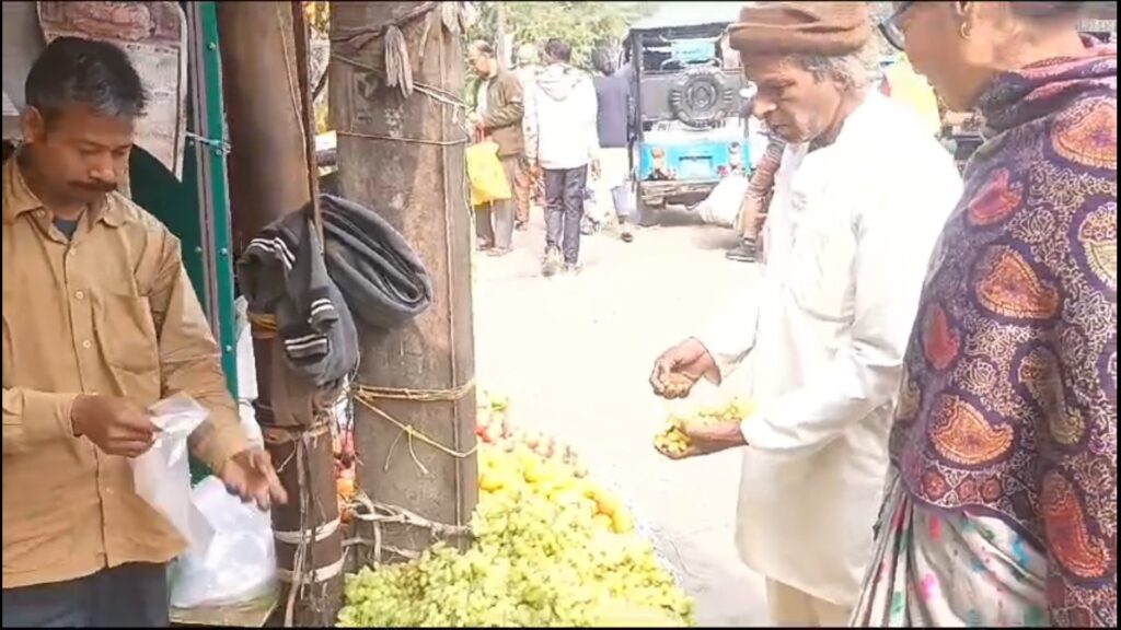 Buyers smile because the price of grapes has decreased