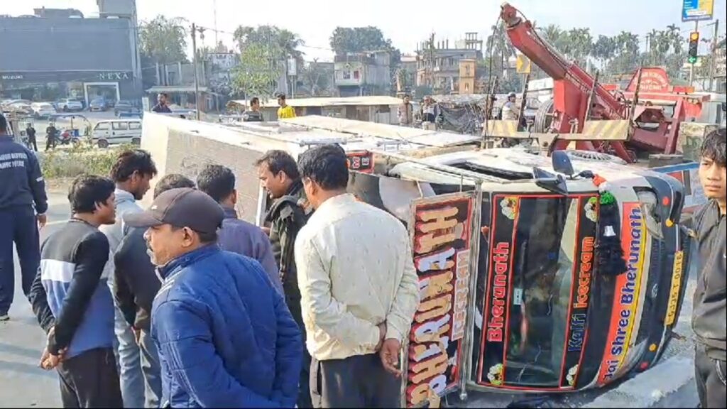 A lorry overturned on the national highway at the Assam junction area of Jalpaiguri