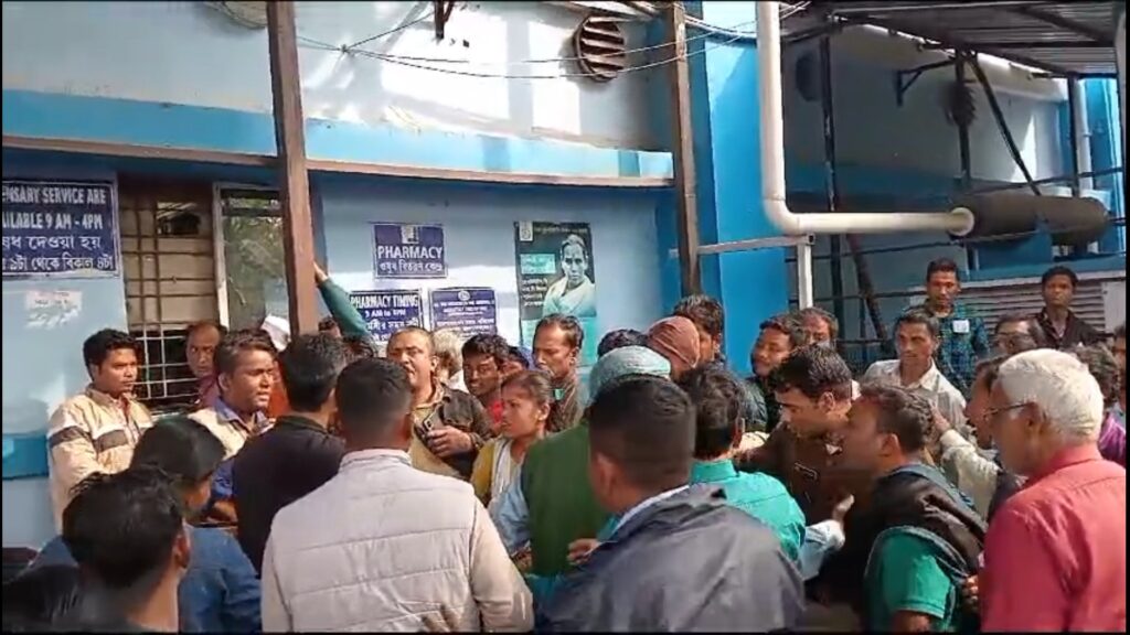 Protest at Super Specialty Hospital due to non-opening of medicine counter on time