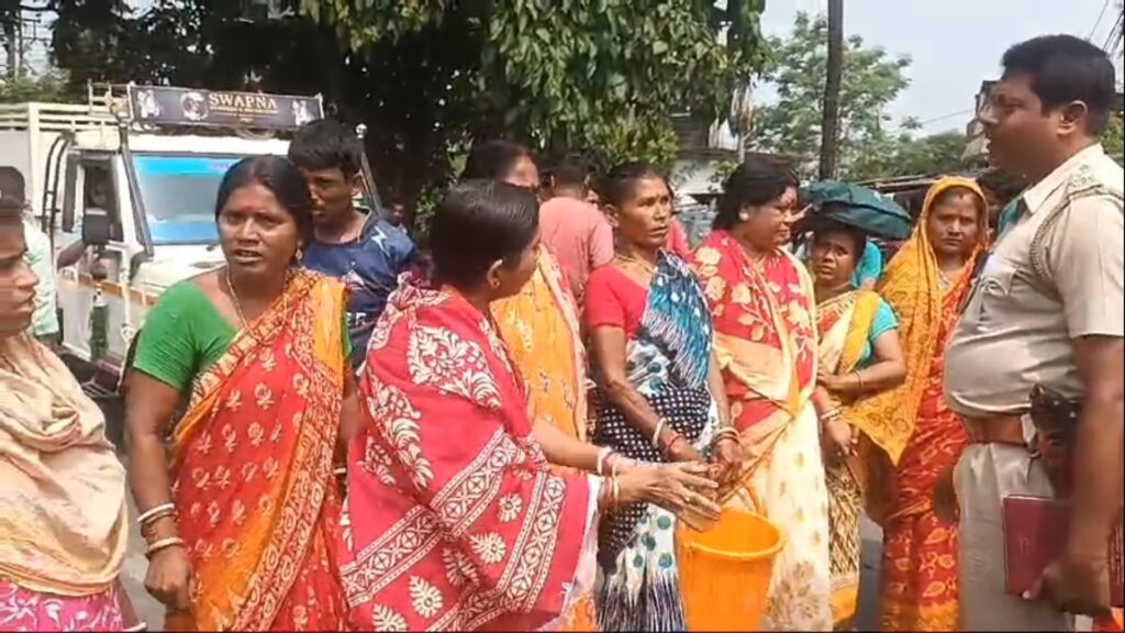 Protests in Jalpaiguri by blocking the road to demand drinking water. Trinamool councilor of the ward said political conspiracy in the face of the vote.