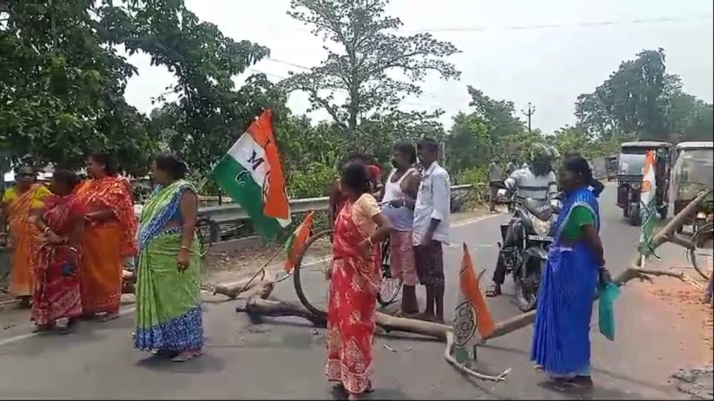 Trinamool leaders blocked the road demanding compensation