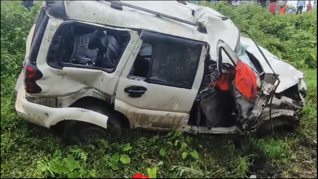 accident national highway Bagdogra. 5 aspirants crushed small car.