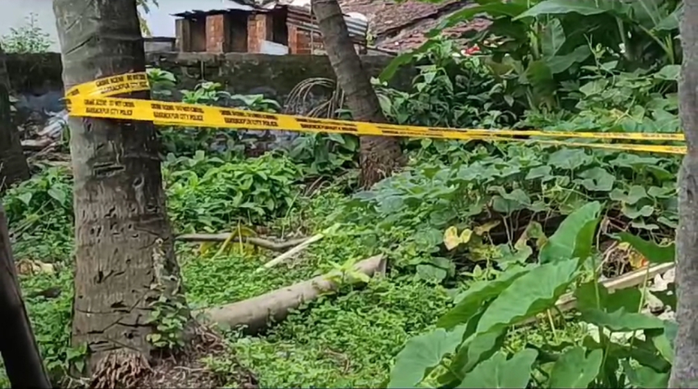 The location of the bomb in Katchuban behind Ward No. 9 office in Bhatpara