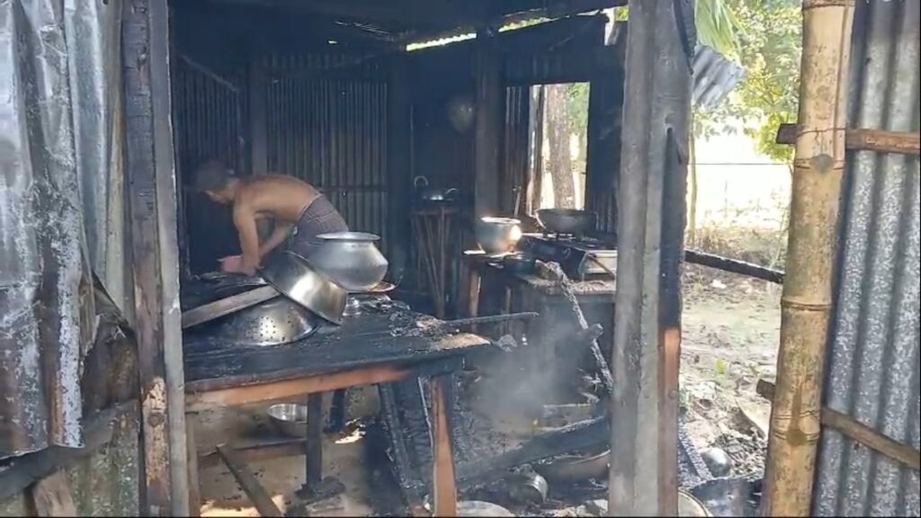 Terrible fire in Falakata;  A burnt house