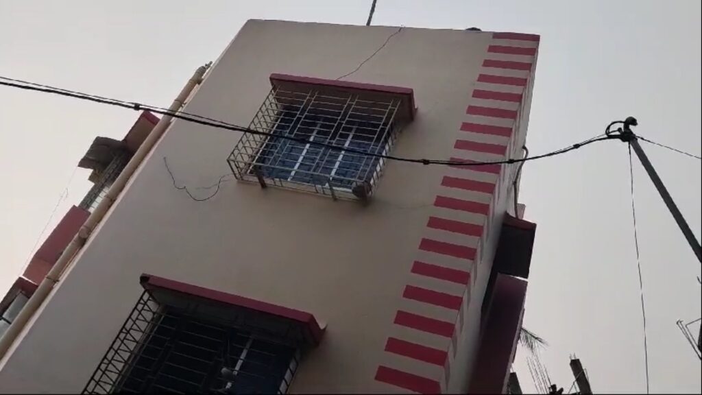 A four-storey flat collapsed in Baghajatin causing excitement in the area