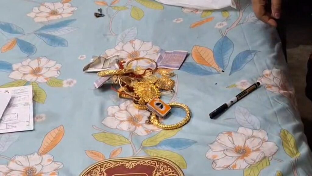 Thief caught red-handed while trying to steal from gold merchant's house