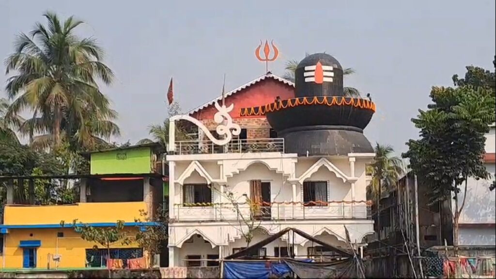 Bhole Baba's devotee installs a huge Shivlinga on the roof of his house