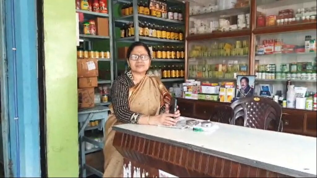 Attempted theft of businessman's mobile phone from shop in Jalpaiguri