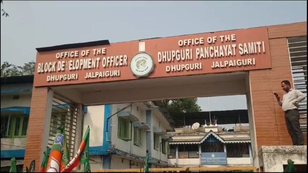 Corruption allegations against Trinamool Panchayat President BJP protests by surrounding BDO office