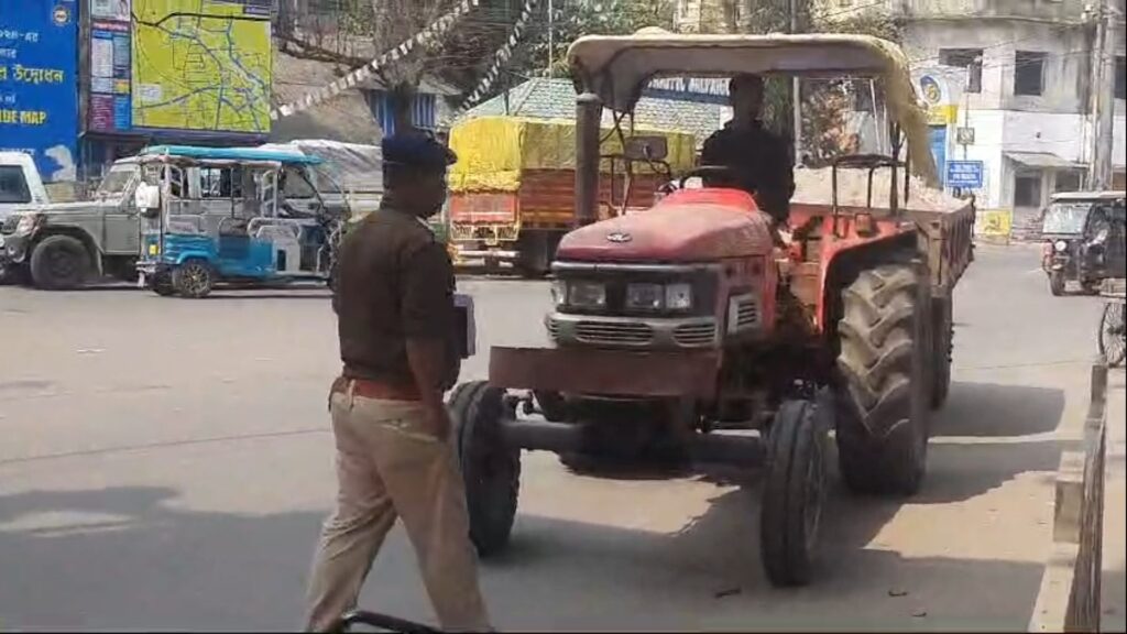 Illegal sand extraction from Yamuna river; Tractor and driver arrested