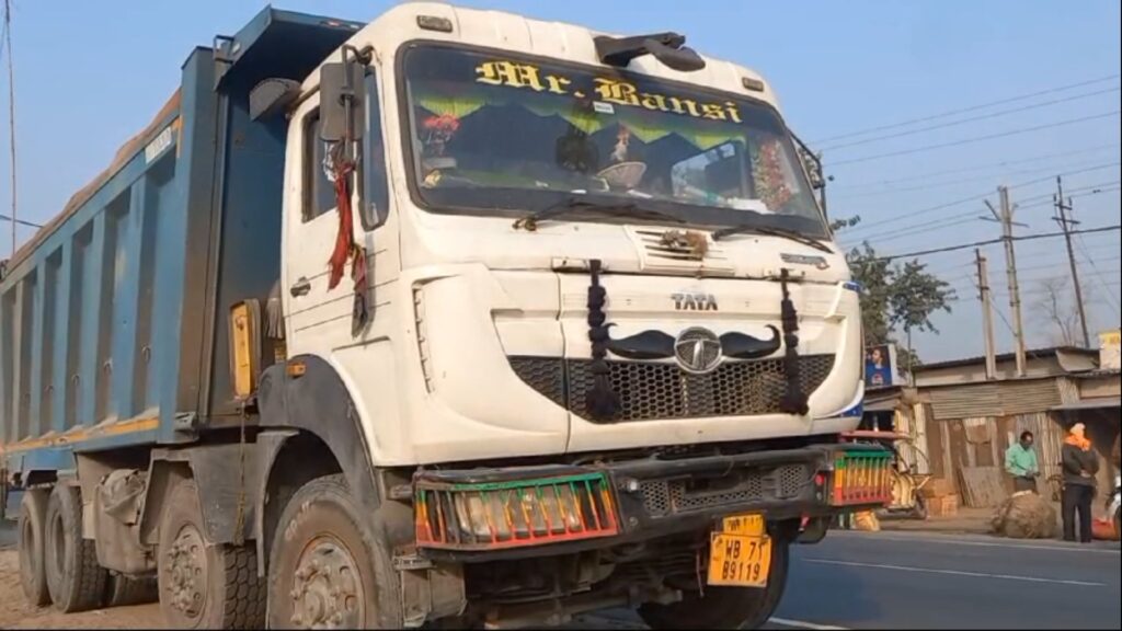 Horrific accident in Jalpaiguri on Monday morning; Scooty driver seriously injured