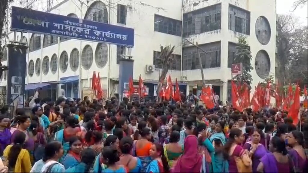 Jalpaiguri's hope; ICDS and mid-day meal workers take to the streets demanding salaries and recognition