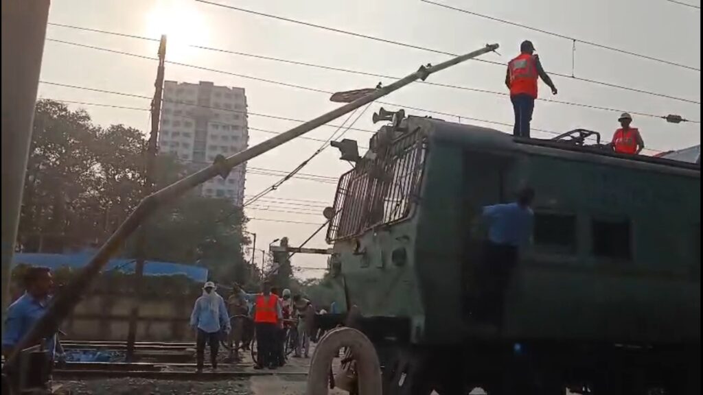 Lorry hits high bar disrupts traffic