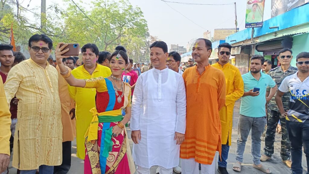 A call for colors at the spring festival in Nanoor; Kajal Sheikh gives a message of harmony