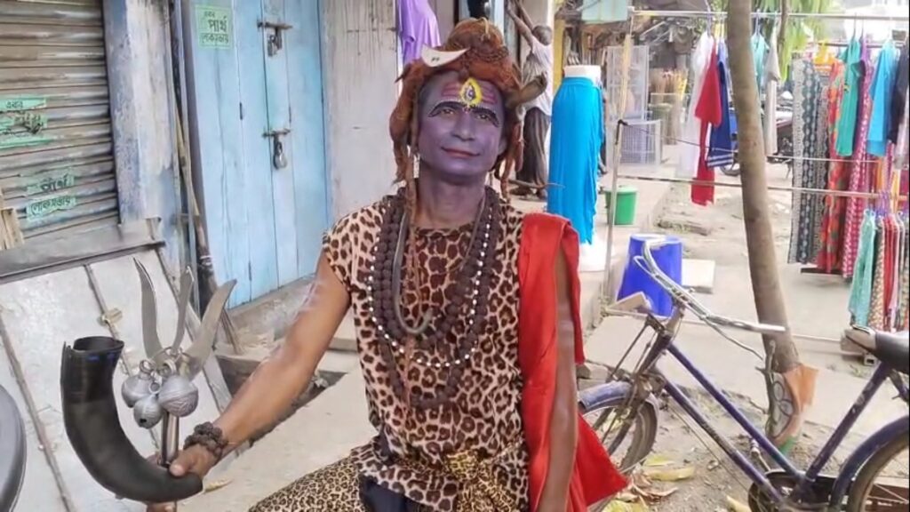 Even in the darkness of poverty the struggle of Bahurupi Bapi did not stop.