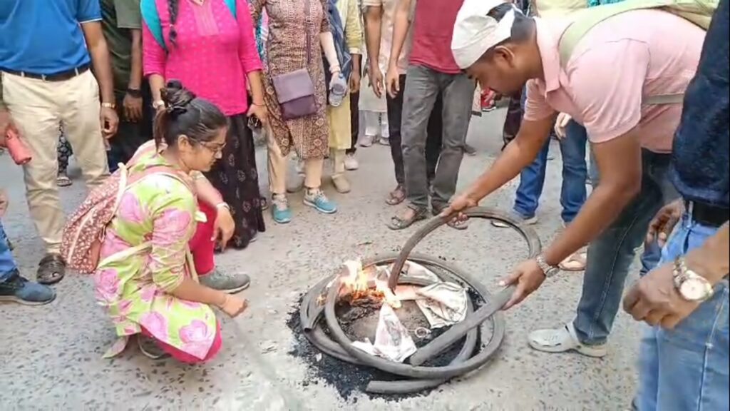 Jobless protest by locking the gate of Barasat SSC office