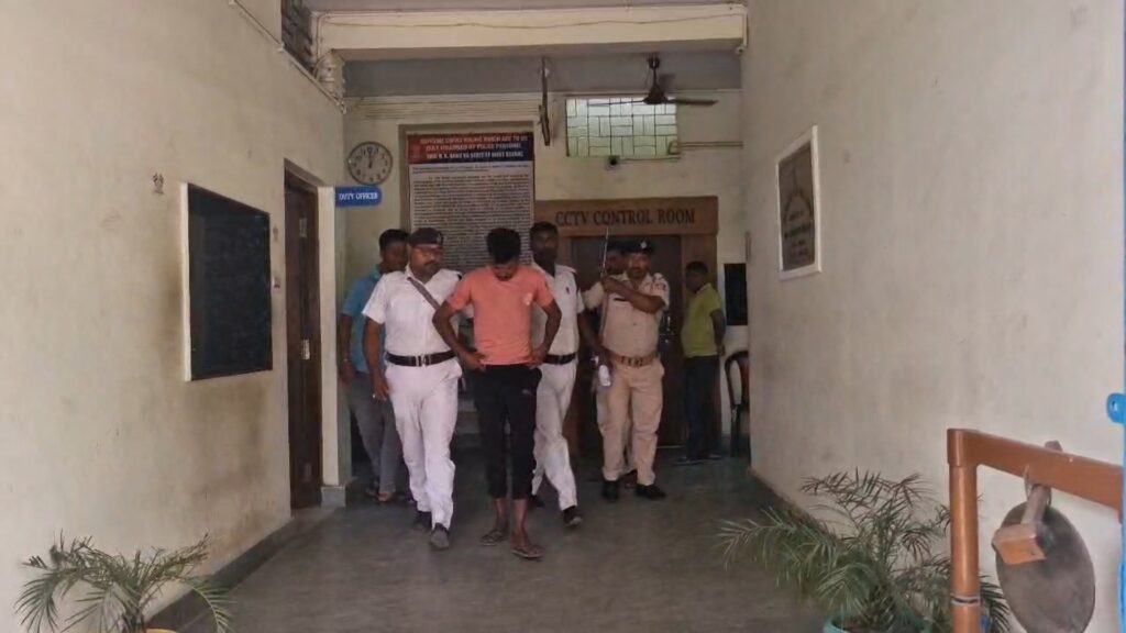 Police caught stealing government tripartite and selling it red-handed after watching CCTV